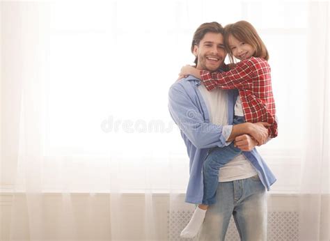 papi sonriente y su hija posando en casa foto de archivo imagen de muchacha adulto 166068930