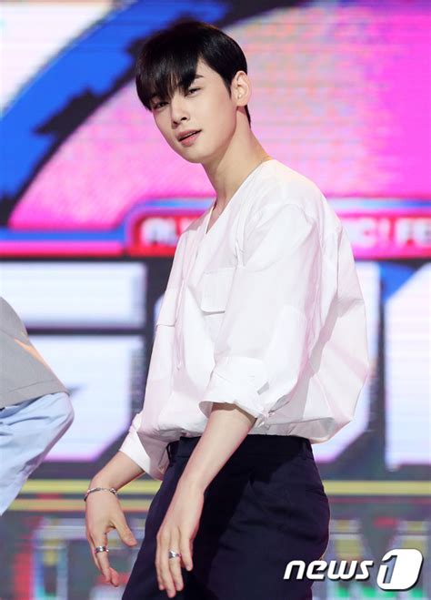 In 2016, when he was 19, he officially made his debut as an idol with the group astro. Cha Eunwoo Smile - Cha Eunwoo On Twitter Here S Eunwoo S ...
