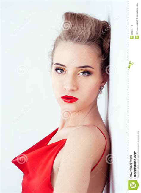 Красивая сексуальная женщина в красном платье сатинировки и красных губах Стоковое Изображение