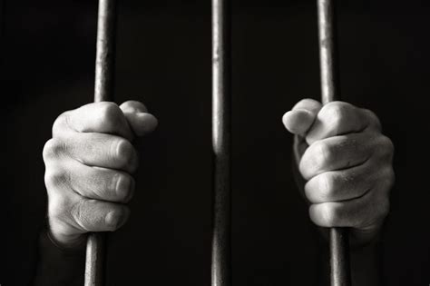 Contexte examiné dans le cadre d'un de ces dossiers, de plus en plus nombreux, en réalité à l'évidence criminel, mais que l'on avait décidé de correctionnaliser, selon une pratique désormais légale consistant à oublier le crime. Mandat de dépôt (définition) - Droit-Finances