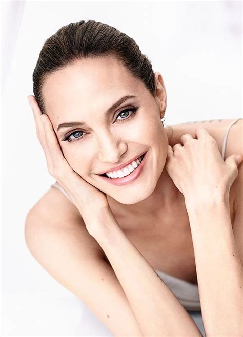 That natural smile along with a drizzle of baby fat on both cheeks is pure cuteness. flawlessbeautyqueens (With images) | Angelina jolie, Girl ...