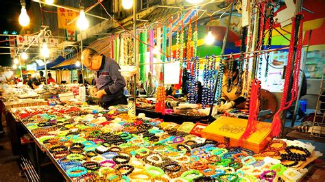 temple street night market hong kong market review condé nast traveler
