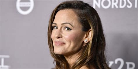 Jennifer Garner Floors Fans With New Haircut And Toned Legs In Mini Shorts