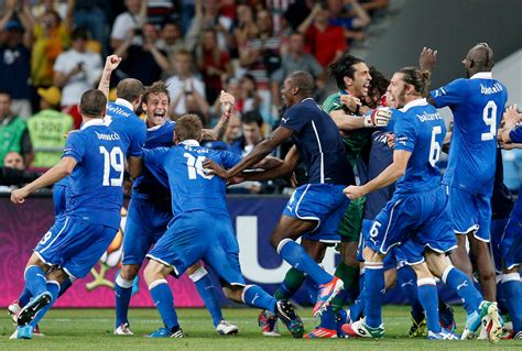 Torjäger robert lewandowski vom fc bayern münchen hat in der nations league für. Euro 2012 — Italy Secures Spot in Semifinals on Penalty ...