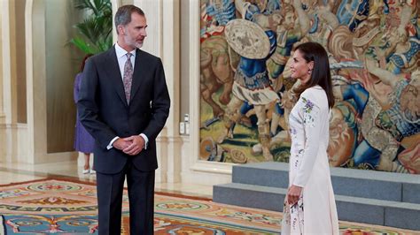 El Tenso Momento Entre La Reina Letizia Y El Rey Felipe Vi De España Que Se Volvió Viral Infobae