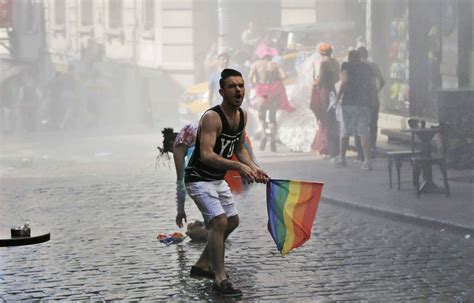 Turquie Istanbul interdit la gay pride à cause des menaces d attentats