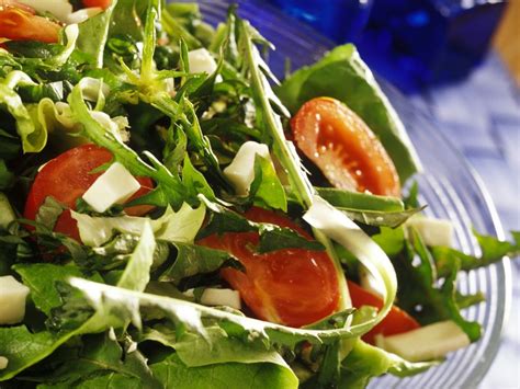 Gr Ner Salat Mit K Se Und Tomaten Rezept Eat Smarter