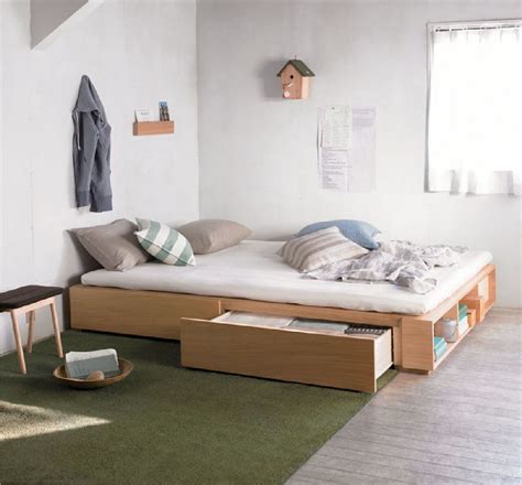 Decorative screens, light japanese curtains and sliding doors offer great items for separating functional zones and providing privacy. 15 Simple And Warm Japanese Minimalist Room Design Ideas ...