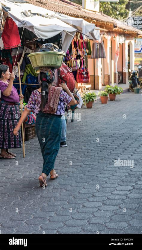 Mujeres guatemaltecas caminando fotografías e imágenes de alta resolución Alamy