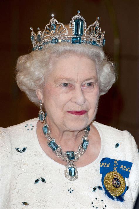 Queen Elizabeth Iis Jewelry In 12 Extraordinary Pictures Royal Crown Jewels Royal Crowns