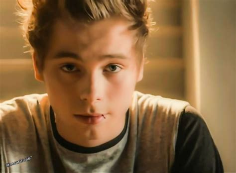 Wszystkie ubrania rozpakowałam i włożyłam do małej szafki. luke hemmings,2014 - 5 Seconds of Summer Photo (37770818 ...