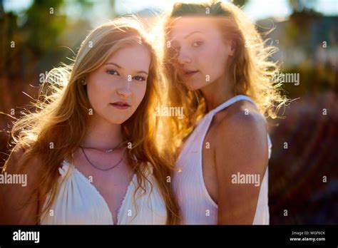 Belles Jeunes Femmes Banque De Photographies Et Dimages à Haute