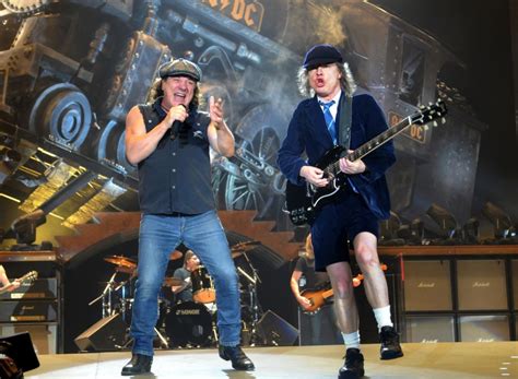 Rocklegende, ausnahmegitarrist und gründer von ac/dc: Angus Young's height, weight. He has reinvented his look