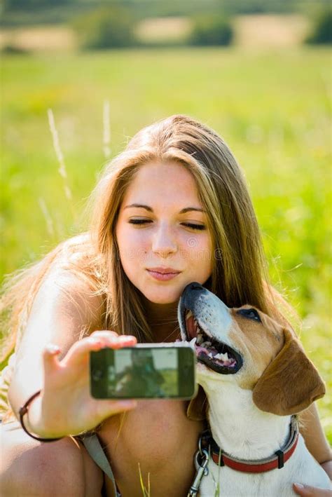 Hund Och Kvinna Lyckliga Minnen Fotografering För Bildbyråer Bild Av Livsstil Kaukasisk