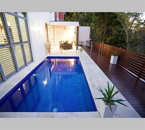 Desain kolam renang pada rumah mewah dapat disesuaikan dengan konsep bangunan rumah, apakah minimalis, klasik, atau yang lainnya. Desain Rumah Dengan Kolam Renang Mini Kecil Dan Taman ...