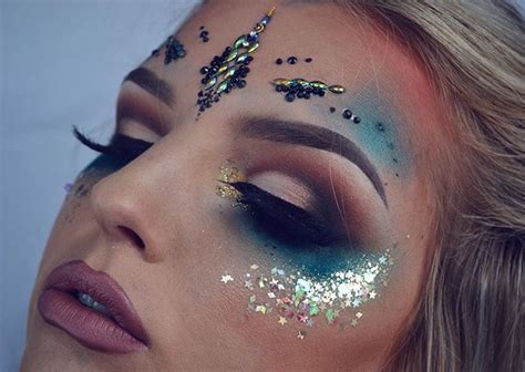 The Art Of Applying Glitter On Face