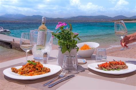 Pranzo in riva al mare. sala interna - Picture of La Corona Ristorante, Olbia ...