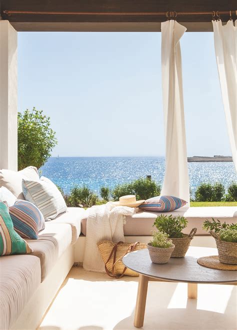 Con acabados de lujo en calle cerrada con acceso. Una casa en Menorca con vistas al mar perfecta para el verano