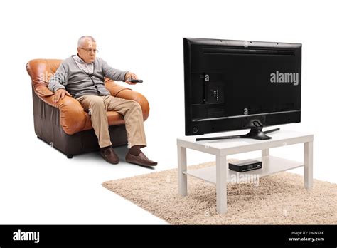 Frustrado Anciano Mirando La Televisión Y Cambiar De Canal Aislado