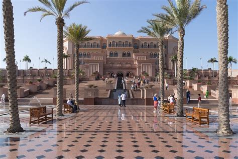 Wer den luxus mag, sollte faszinierende städte wie abu dhabi und dubai in den vereinigten arabischen emiraten nicht versäumen. Abu Dhabi: Sehenswürdigkeiten und unsere besten Tipps