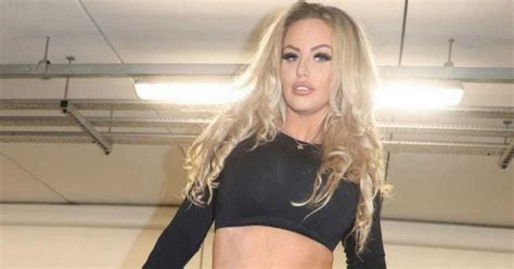 Page 3 Babe Danielle Mason Flaunts Curves In Lycra As She Tries To Bag