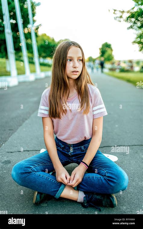 Ein Kleines Mädchen Schülerin Von 12 16 Jahre Alt Sitzt Auf Der Straße