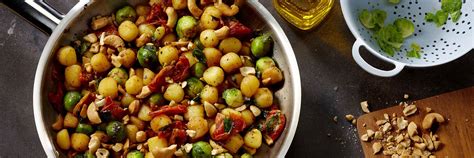 Recept Spruitjesroerbak met krieltjes en tomaat CêlaVíta