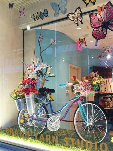 25 Cool And Creative Store S Window Display Ideas Homemydesign Spring Window Display Summer