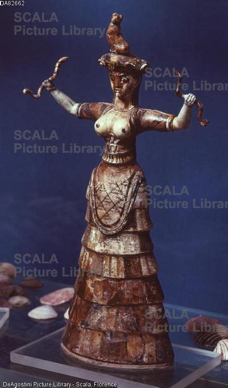 La Dea Dei Serpenti Statua In Ceramica Proveniente Dal Palazzo Di