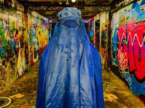 Téléchargez des photos, symboles et vidéos libres de droits dans la collection adobe. Artist Says Burqa Images Challenge 'Anti-Immigrant ...