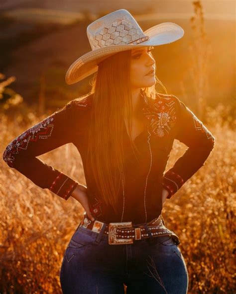 pin de kelshundra frye em country girl ️ em 2022 roupas estilo country ensaio fotografico