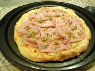 Remove from the oven and top with fresh slices of mortadella and sprinkle with crushed pistachios. Pizza bianca mortadella e granella di pistacchi