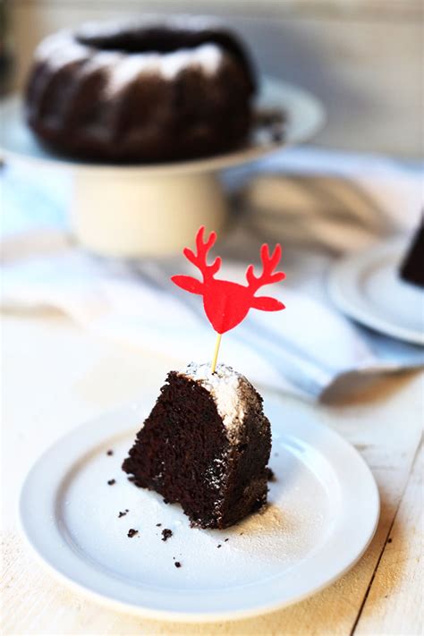 Pour 1/3 of chocolate batter into prepared bundt cake pan. Chocolate Christmas Oreo bundt cake - The Tortilla Channel