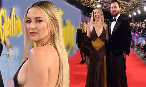 Braless Kate Hudson Dons A Brown Maxi Dress At The Glass Onion A Knives Out Mystery Premiere