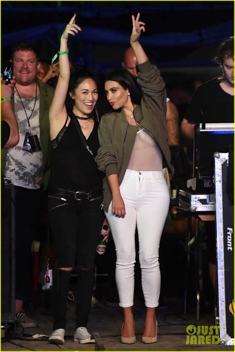 kim kardashian lets her boobs hang out in front of 100 000 people at bonnaroo photo 3135268