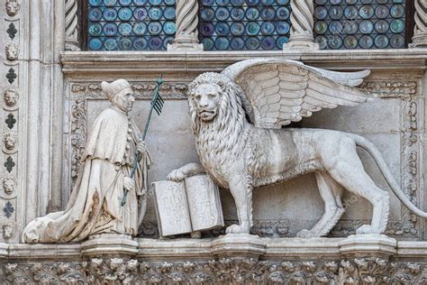 León Alado Con Una Biblia Y Un Sacerdote En La Basílica San Marco En