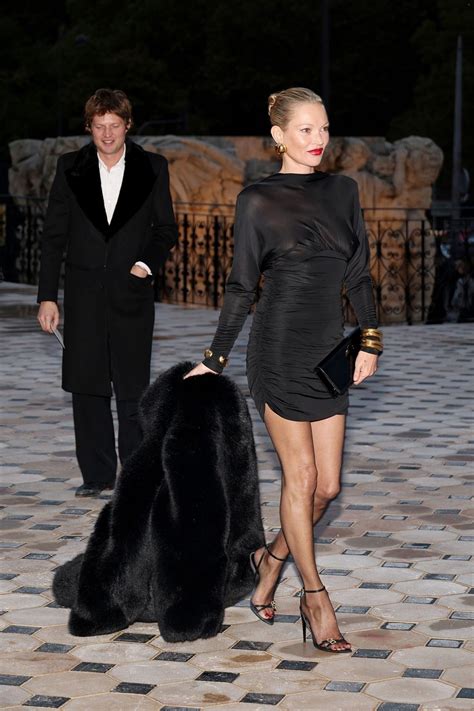 Kate Moss Flaunt Her Braless Tits At Saint Laurent Fashion Show 12