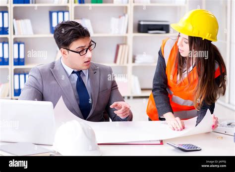 Construction Foreman Supervisor Reviewing Drawings Stock Photo Alamy