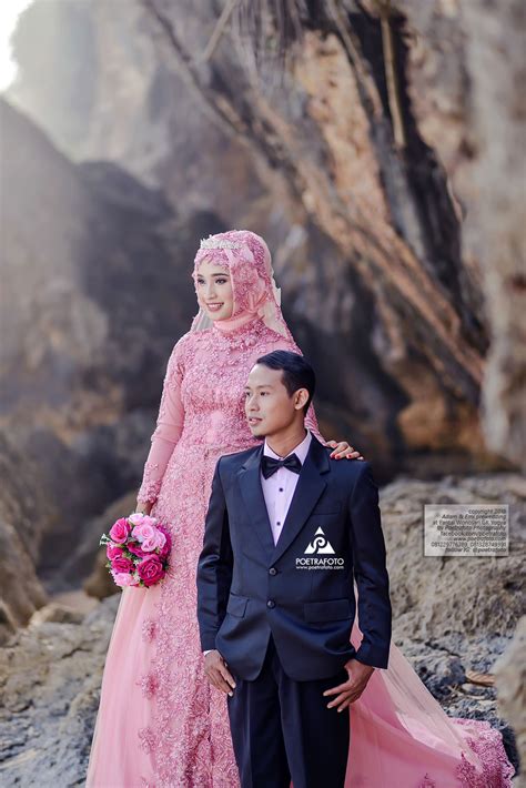 Disingkat prewed, momen tersebut nantinya bakal digunakan untuk cover undangan atau dipajang saat resepsi 1. 17 Foto Prewedding Hijab Outdoor di Pantai Jogja: Prewed Emi+Adam - Fotografer Pernikahan ...