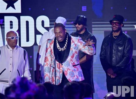 Photo Busta Rhymes Accepts The Lifetime Achievement Award Onstage At