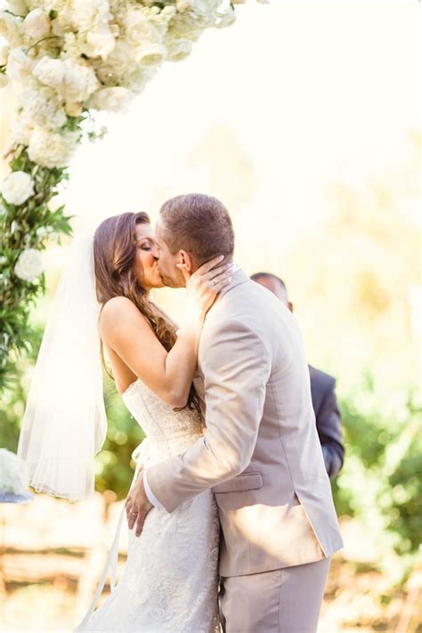 Wedding Day Kisses That Will Make Your Heart Melt