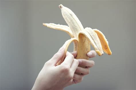 China proíbe que se coma bananas de forma erótica Vida SÁBADO