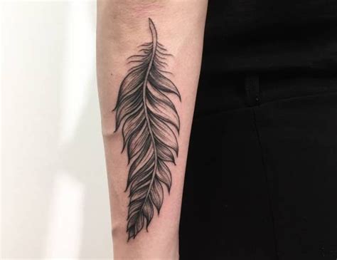 De veer staat in veel gevallen symbool voor vrijheid, of in ieder geval de behoefte aan vrijheid. Veren tattoo: betekenissen en 24 ideeën