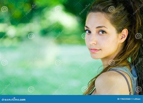 Jeune Brunette Magnifique En Stationnement Photo Stock Image Du