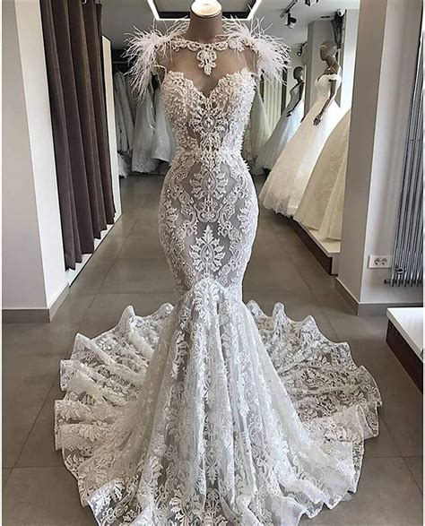 Robe De Mariée Tendance De Luxe En Perles Avec Plumes Appliquées Dos Nu