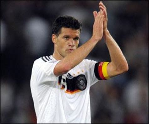 En total disputó diecinueve encuentros y anotó siete goles. Michael Ballack has retired from Germany squad ...