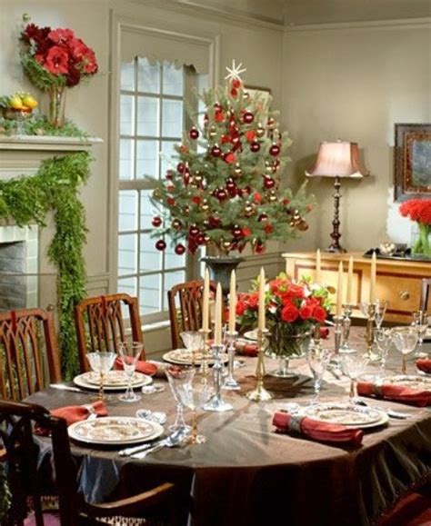 A single string of garland, real or faux, is an easy way to decorate your dining room table or kitchen island for christmas. 37 Stunning Christmas Dining Room Décor Ideas - DigsDigs