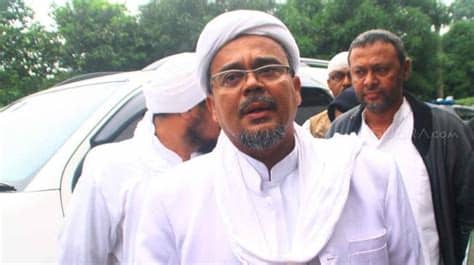 Tersebar buktı terbaru fırza huseın dengan habıb rızıek shıhab menantı fpı. Habib Rizieq Didatangi Polisi Arab Saudi karena Bendera Tauhid