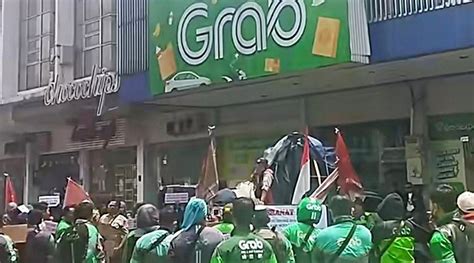 Ratusan Driver Ojol Grab Bandung Demo Di Depan Kantor Manajemen Ini