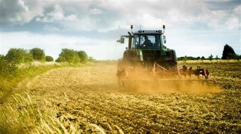 Tracteur Dans Un Champs Ce Qu Il Faut Savoir Sur Le Monde De La Culture